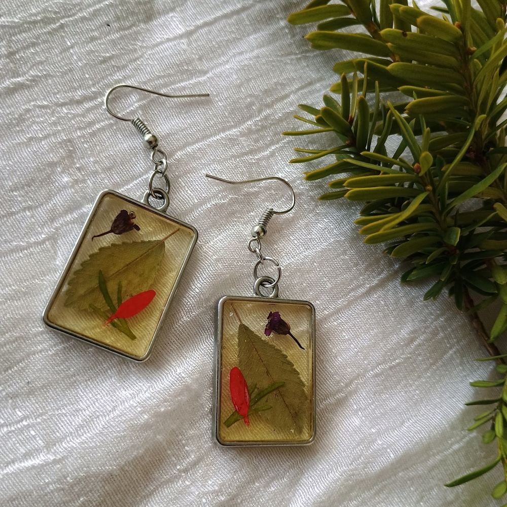 VTG artisan crafted silver tone framed resin floral dangle earrings, fairy core